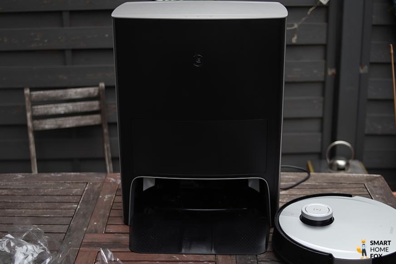 Станция Deebot X1 OMNI с футуристическим дизайном показана крупным планом